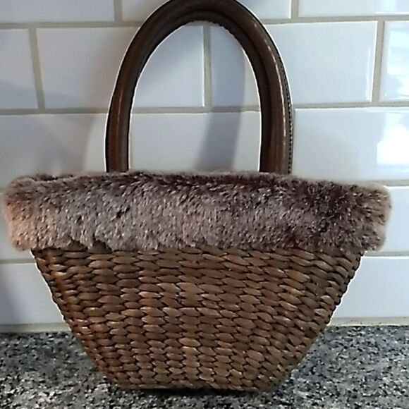 Bath and Bodyworks Weaved Furry Hand Bag. - Picture 2 of 7